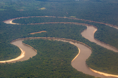 O Rio Amazonas é cercado por uma área de planície