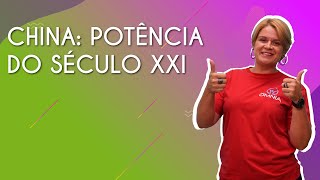 Professora ao lado do texto"China: potência do século XXI".