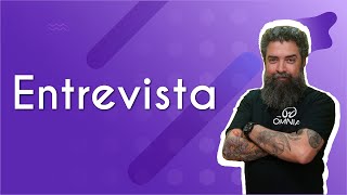 "Entrevista" escrito sobre fundo roxo ao lado da imagem do professor