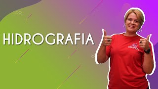 "Hidrografia" escrito sobre fundo colorido ao lado da imagem da professora