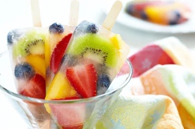 Os picolés à base de frutas e água de coco são ótimas opções para variar o consumo de frutas no verão.