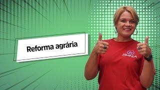 "Reforma agrária" escrito sobre fundo verde ao lado da imagem da professora