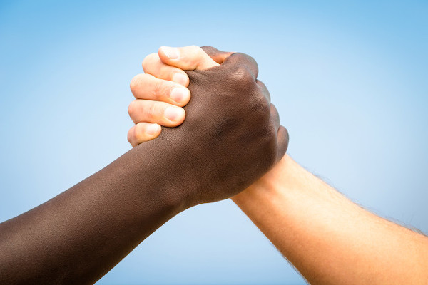 A democracia racial ainda não existe, mas deve ser buscada para que tenhamos uma sociedade justa. 