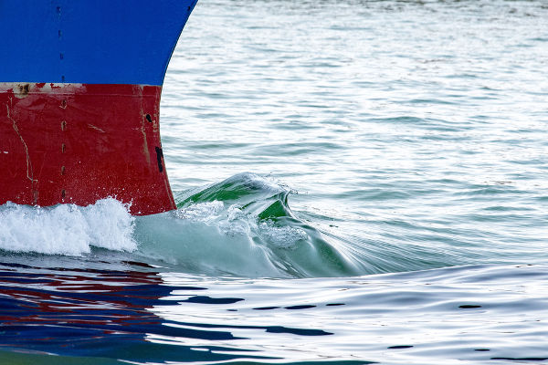 A proa do navio produz ondas de arraste na sua frente quando ele se desloca.