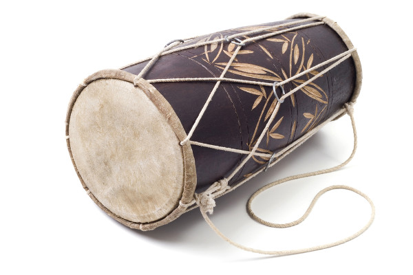 O atabaque é um instrumento muito utilizado em jogos de capoeira, cerimônias religiosas e em outros contextos.