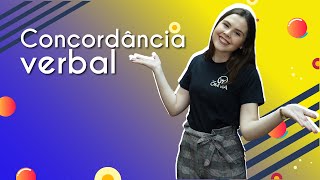 Professora ao lado do texto"Concordância verbal".