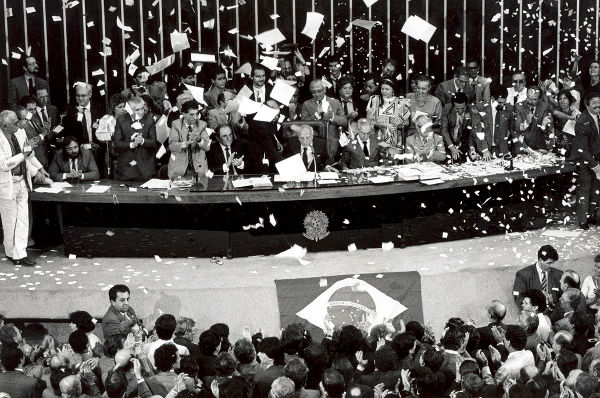 A promulgação da Constituição Cidadã aconteceu em 5 de outubro de 1988 e foi realizada por Ulysses Guimarães.