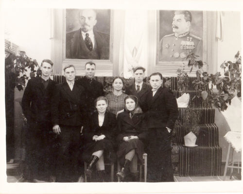 O culto ao líder era uma característica forte do stalinismo e todas as repartições públicas tinham uma imagem de Stalin.