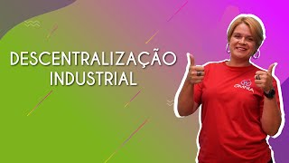 Professora ao lado do texto"DESCENTRALIZAÇÃO INDUSTRIAL".