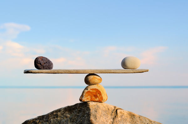 As pedras da figura equilibram-se, pois encontram-se em equilíbrio estático.