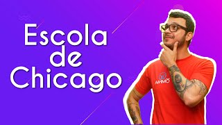 Professor ao lado do texto"Escola de Chicago"em fundo roxo.
