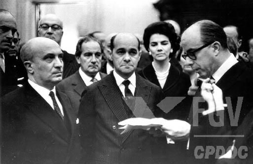 Tancredo Neves (no centro).