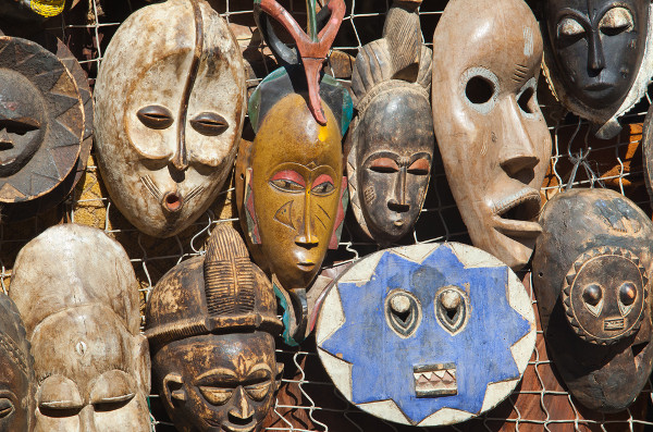 As máscaras são elementos da cultura africana que unem as artes plásticas e a religiosidade.
