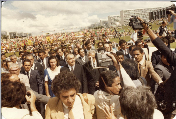 Com o falecimento de Tancredo Neves, o seu vice, José Sarney, assumiu a presidência do Brasil.