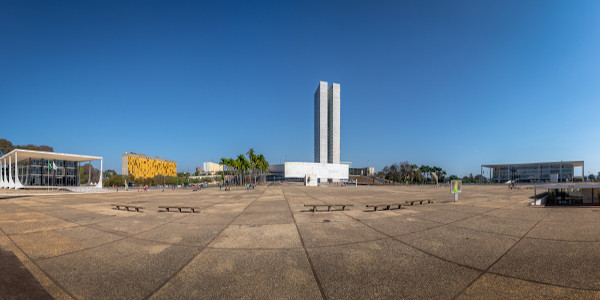 A Praça dos Três Poderes, em Brasília, é símbolo da República Brasileira por reunir a tríade dos poderes em nosso país: Executivo, Legislativo e Judiciário. 