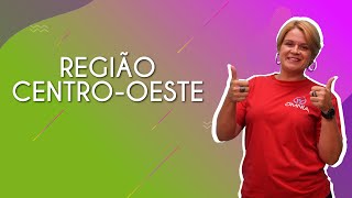 Professora ao lado do texto"Região Centro-Oeste".