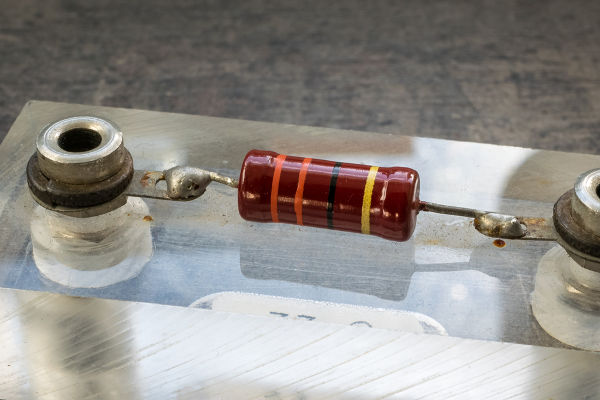 Na figura, temos um resistor cerâmico, presente em grande parte dos circuitos elétricos.
