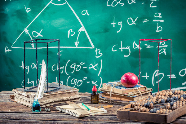 Quadro com fórmulas matemáticas em alusão ao seno, cosseno e tangente.