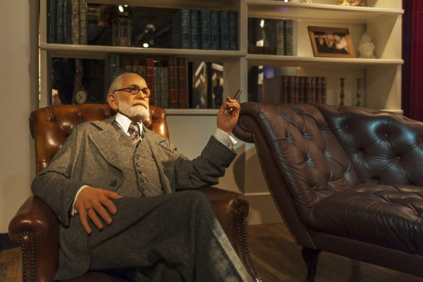 Representação de Freud e divã em museu de Londres 