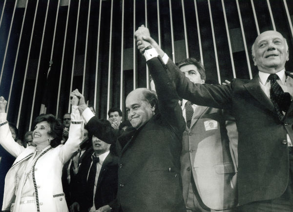 Durante a eleição de 1985, o político mineiro Tancredo Neves concorreu à presidência do Brasil.