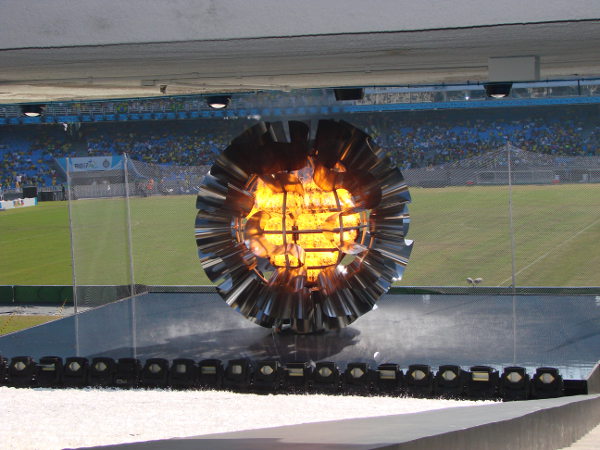 Tocha do Pan 2007 acesa no Est&aacute;dio do Maracan&atilde;.