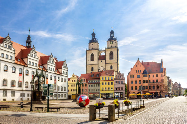 A tradição protestante conta que Lutero afixou suas 95 teses na porta da igreja da Universidade de Wittenberg.