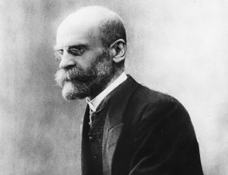 O sociólogo francês Émile Durkheim construiu o seu pensamento em cima do que chamou de fatos sociais.