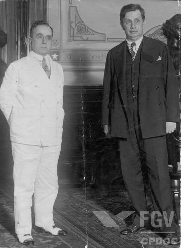 O militar Góes Monteiro (à direita) realizou o ultimato que forçou a renúncia de Vargas (à esquerda), em 1945. 