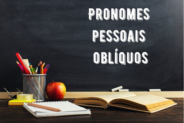 Quadro negro com a frase "Pronomes pessoais oblíquos".
