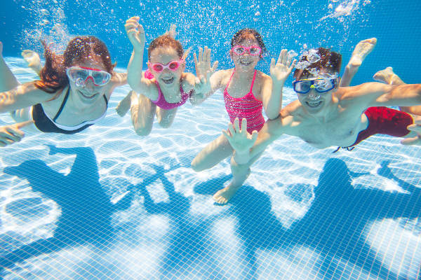As piscinas são locais comuns de acidentes, sendo fundamental que os responsáveis pela criança tenham total atenção nas brincadeiras na água.