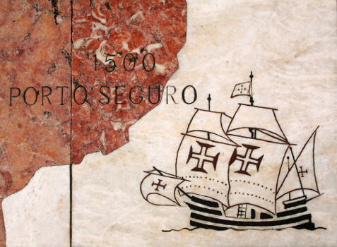 Desenho de uma caravela chegando ao Brasil em alusão às capitanias hereditárias.