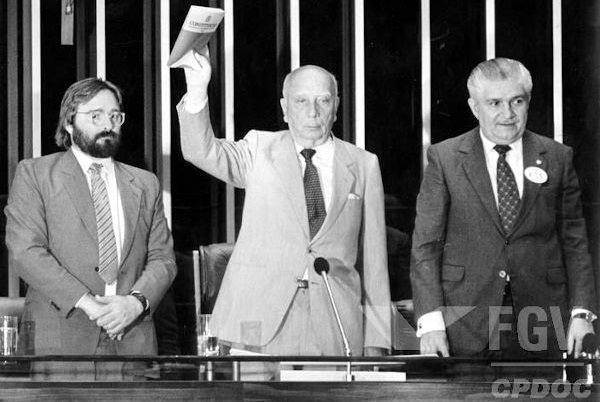 A atual Constituição do Brasil foi promulgada em 5 de outubro de 1988. 