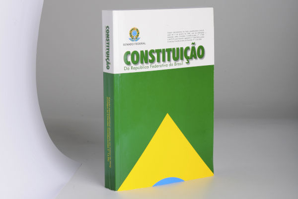 Imagem da capa do livro da constituição do Brasil