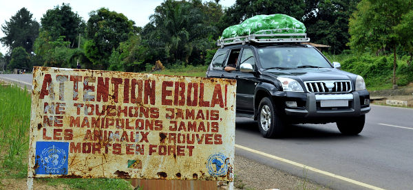 Placa no Congo informando as pessoas de que a região estava contaminada pelo vírus ebola.