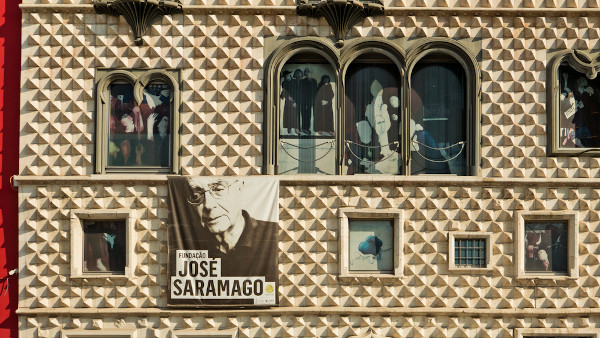 Faixa com retrato do autor figura na fachada da Fundação José Saramago, em Lisboa
