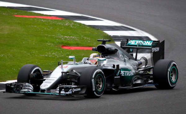 Hamilton guiando sua Mercedes em Silverstone, na Inglaterra, em 2017. 