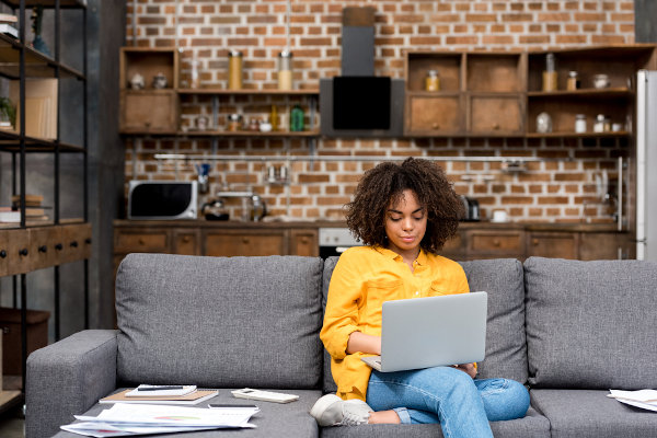 O home office é uma medida adotada por várias empresas em tempos de distanciamento social.