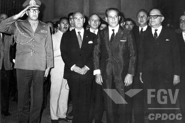 Hermes de Lima (de terno, usando óculos) foi o terceiro primeiro-ministro da fase parlamentarista do governo de João Goulart. 