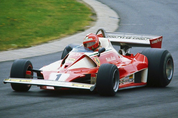 Niki Lauda guia sua Ferrari no GP da Alemanha de 1976. [3]