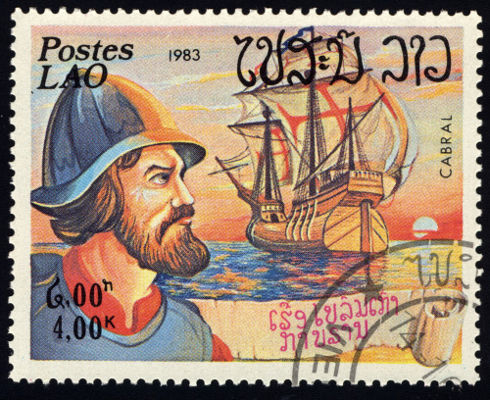 Selo com o rosto de Pedro Álvares Cabral e fundo com uma caravela