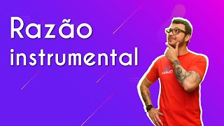 "Razão instrumental" escrito sobre fundo roxo ao lado da imagem do professor