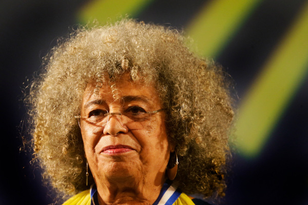  Angela Davis, filósofa e ativista pelos direitos negros nos Estados Unidos. 