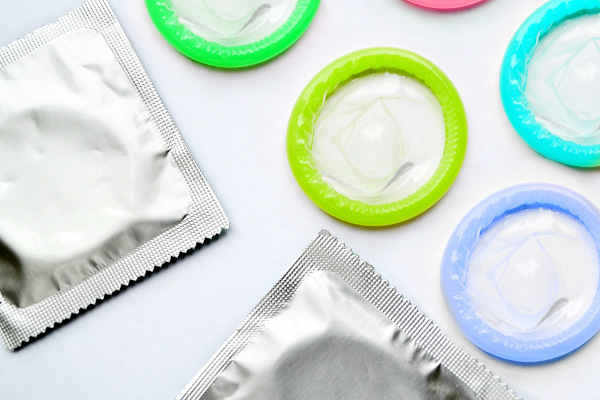 Camisinhas coloridas em referência à uma das formas de prevenção à AIDS.