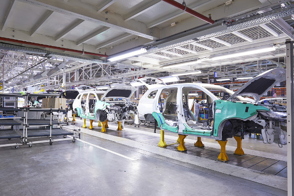 Linha de montagem em uma fábrica russa. Esse modelo de produção foi criado nas indústrias Ford.