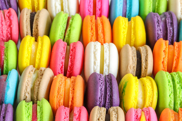 Macarons de diferentes cores em referências às cores em espanhol.