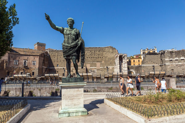 Com a crise da república, Otávio Augusto tornou-se imperador romano e governou o império de 27 a.C. a 14 d.C. 