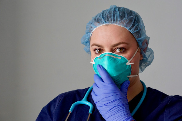Profissionais da saúde devem utilizar máscaras específicas ao tratarem de pacientes com doenças contagiosas que podem ser transmitidas por aerossóis.