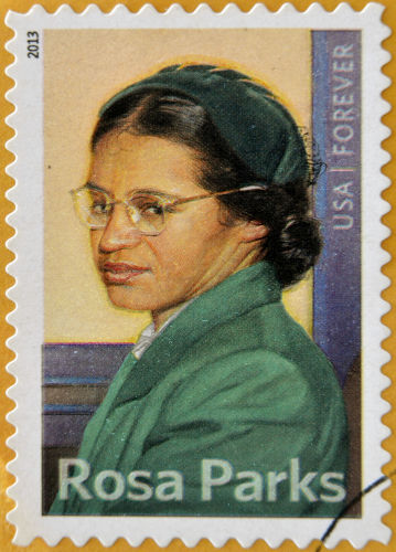 Rosa Parks ficou conhecida por se recusar a obedecer à lei de segregação racial contra negros nos ônibus em Montgomery, nos Estados Unidos.