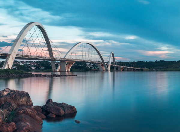 O Lago Paranoá e a Ponte JK. 