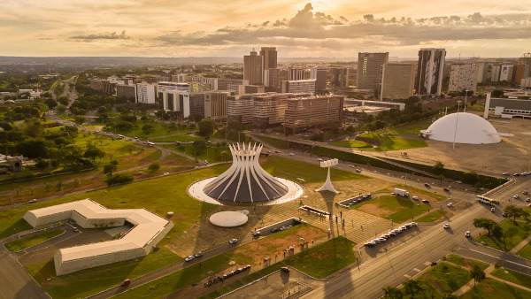 Vista aérea de Brasília, com a Catedral no Centro e a Esplanada ao fundo.